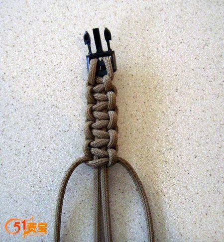 用旧背包上的插扣制作编织手链