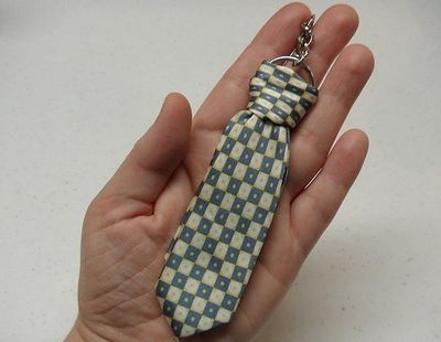 用旧领带做手工钥匙扣挂饰  