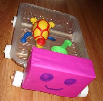 变废为宝亲子活动，利用废品材料给小宝宝做的一台环保小卡车玩具