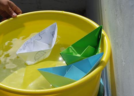 用废纸叠出儿时的梦想小帆船