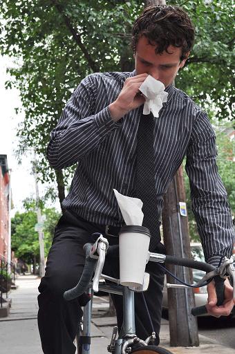 用过的一次性杯子DIY单车纸巾抽纸筒