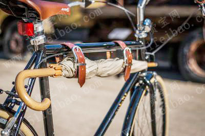 废旧皮腰带的用途：diy单车捆绑带