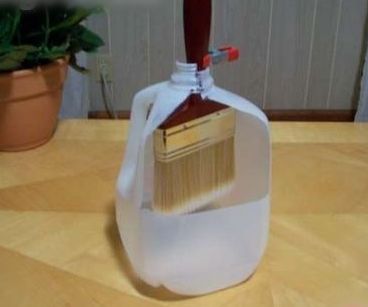 如何利用塑料水桶做油刷晾干支架