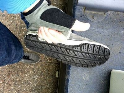 利用废弃轮胎修复穿烂的休闲鞋鞋底