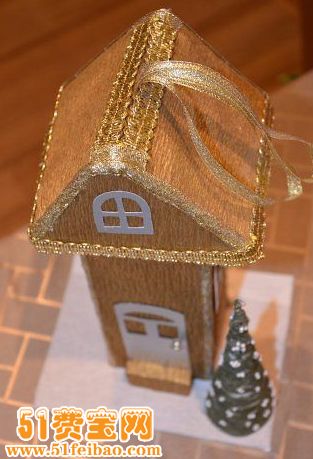 用酸奶盒做的金色圣诞小屋模型