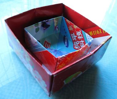 废纸的简单生活利用：教你折出饭桌垃圾盒  