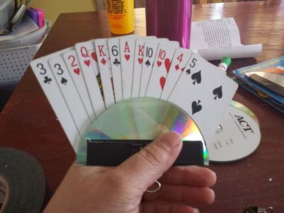 旧光盘废物利用制作扑克牌卡片手持器