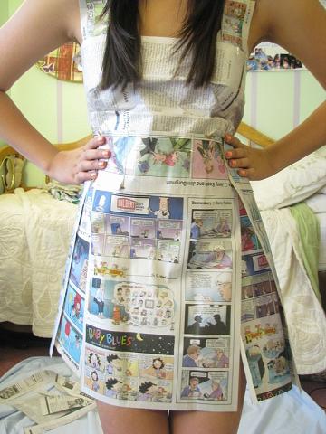 用旧报纸制作表演用小洋装