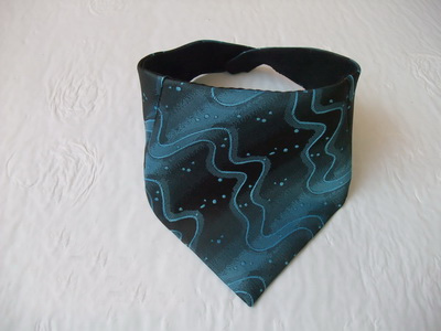 DIY利用旧领带：制作婴儿口水巾