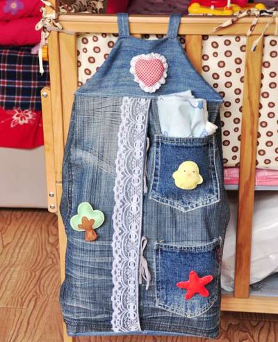 利用旧牛仔裤怎么做宝宝房应急置物挂袋