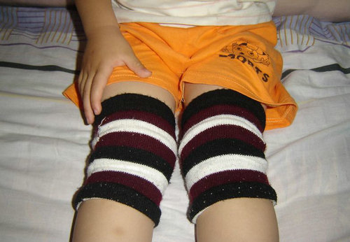 废旧再利用爸爸妈妈的旧袜子为宝宝DIY的防摔护膝