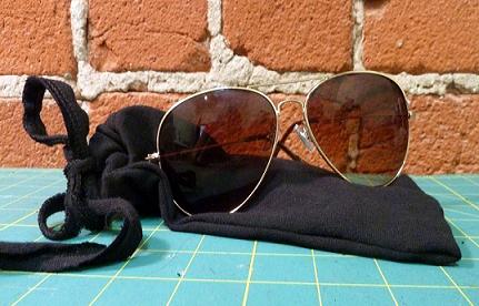 废物利用旧衣服制作环保眼镜袋