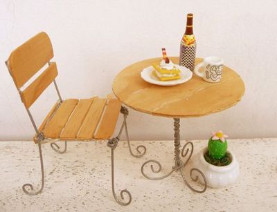 利用雪糕棍做的西式餐桌和椅子