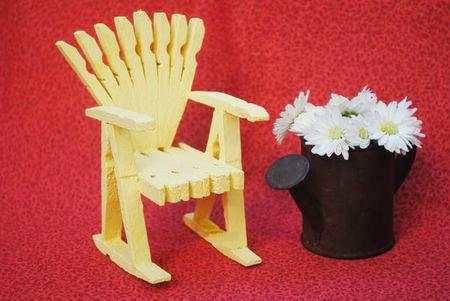 如何利用木夹做小椅子手工艺品教程