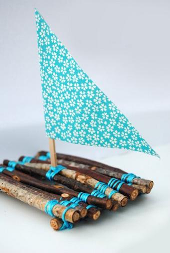 儿童手工课：利用捡来的树枝制作迷你小木筏
