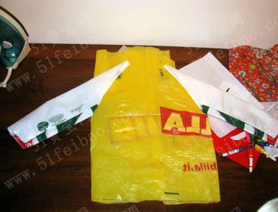 如何利用塑料袋diy雨衣制作教程 - 废物利用手工diy小制作 - 51费宝网