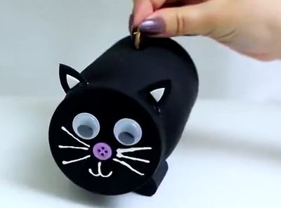 用瓶子做的diy小黑猫储蓄罐