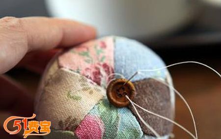 利用小布头DIY可以充当挂饰和针插的两用碎布小球