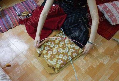 用衣架和旧衣服给猫咪做一个简易式猫窝