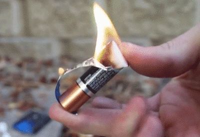 怎么使用干电池和口香糖纸生火
