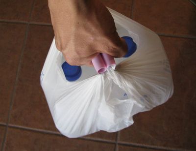 怎么利用洗发水瓶子做塑料袋防勒提手
