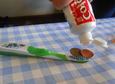 废旧牙膏皮废物利用变自制钱包