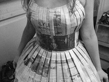 用报纸制作吊带连衣裙时装