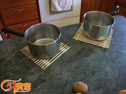 厨房省钱小妙招，用旧筷子做方便收纳的锅垫