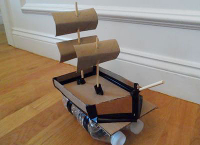 废旧物品回收制作能浮水航行的气垫帆船