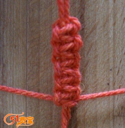 利用旧毛线编织红绳木珠头小人挂饰