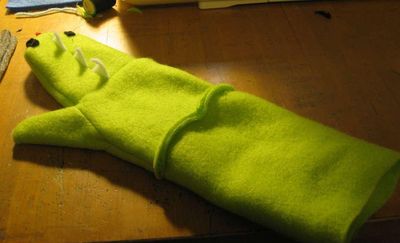 用毛毡布做一对保暖的儿童恐龙手套
