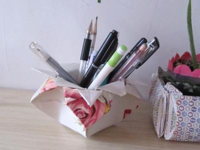 如何利用废传单做美丽鲜花折纸笔筒