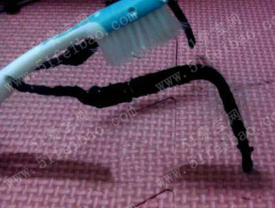 废旧牙刷的用途之做DIY螳螂