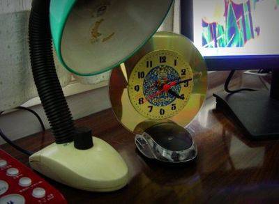 废光盘旧鼠标旧物改造：diy制作漂亮小座钟