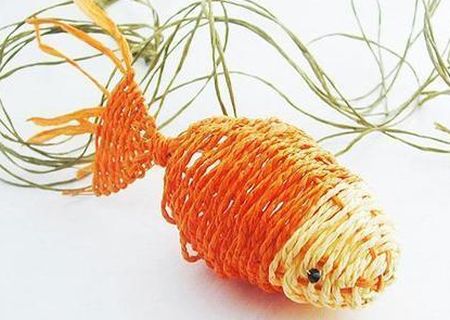 如何利用毛线手工DIY编织双色立体金鱼模型