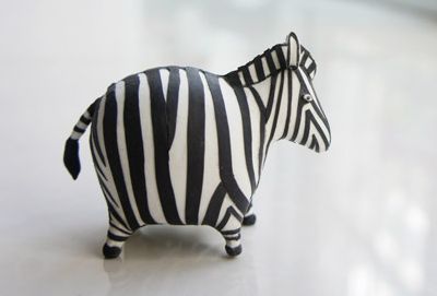 diy粘土斑马需要材料:保利龙球,白色黏土,水笔,细铁丝,美工刀.