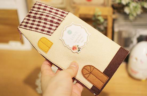 如何用毛毡纸做可爱的卡通小屋笔袋