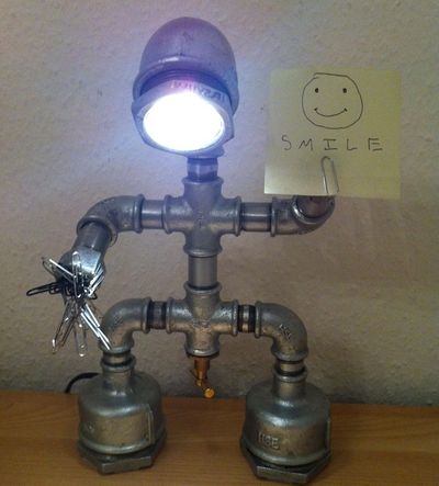 利用水管零件DIY钢管机器人个性台灯