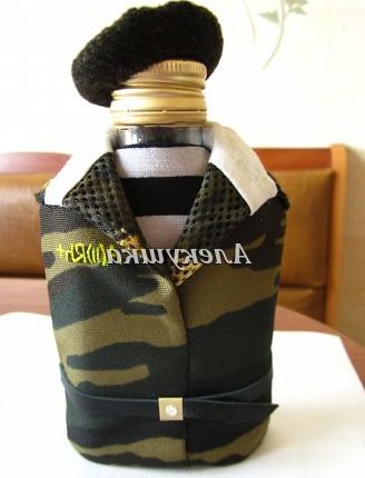 给威士忌瓶子穿上超酷的旧衣改造海军服