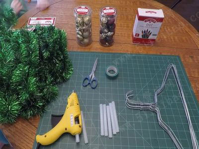 铁丝衣架改造diy圣诞树的方法 - 废旧物品手工制作 - 51费宝网
