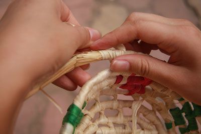 简单四步教你如何利用玉米皮做编织篮子