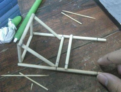 旧物利用自制筷子手机支架