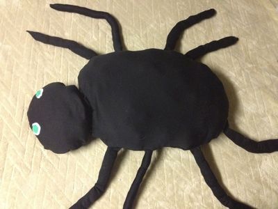 怎么样手工做可爱黑色蜘蛛枕头