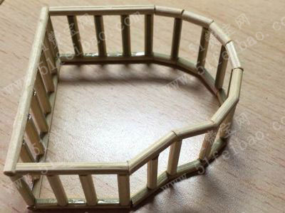 这样把截断的筷子粘在钢琴琴架表面.